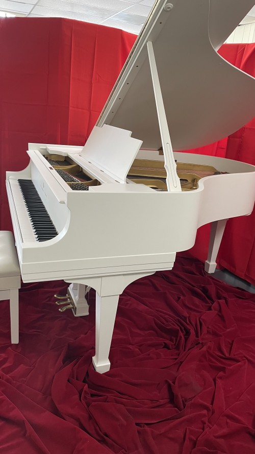 WHITE STEINWAY GRAND PIANO M 5'7