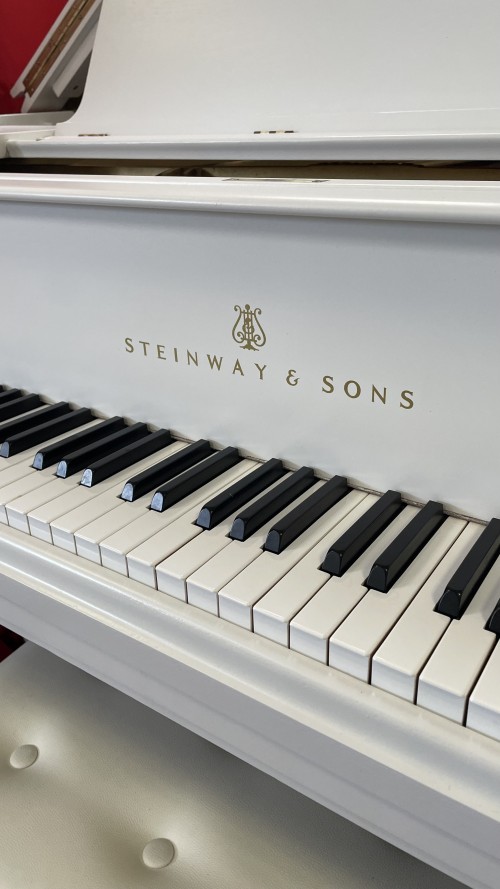 WHITE STEINWAY GRAND PIANO M 5'7