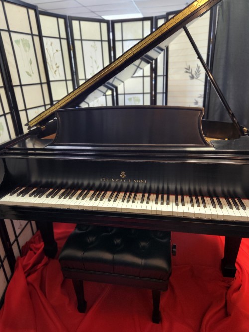 Steinway M Grand Piano Made in 1999, (WARRANTY) satin ebony, one private owner, lightly played. $32,950
