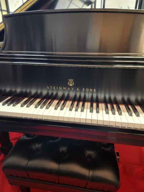 Steinway M Grand Piano Made in 1999, (WARRANTY) satin ebony, one private owner, lightly played. $32,950