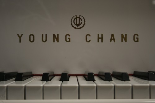 (SOLD) White Gloss Young Chang Grand Piano 1989 Excellent, Pristine $4500.