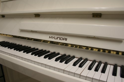 White Gloss Console Piano Hyundai By Samick 1990 Like New (SOLD Congratulations Diana)