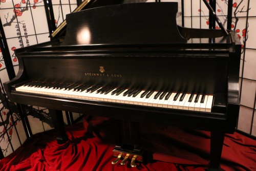 (SOLD) Steinway Grand Piano Model L 1982, one owner, lightly played