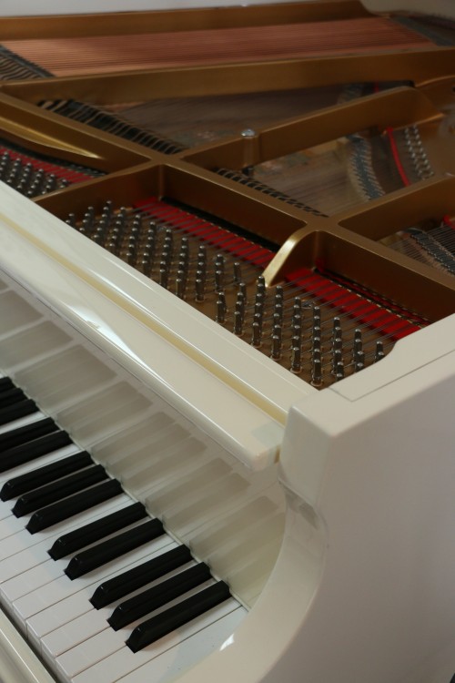 (SOLD) White Gloss Baby Grand Piano 4'7